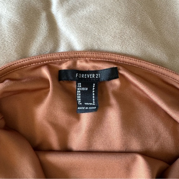 Forever 21 Contour Sculpt Cropped Halter Top✨ - Picture 2 of 5